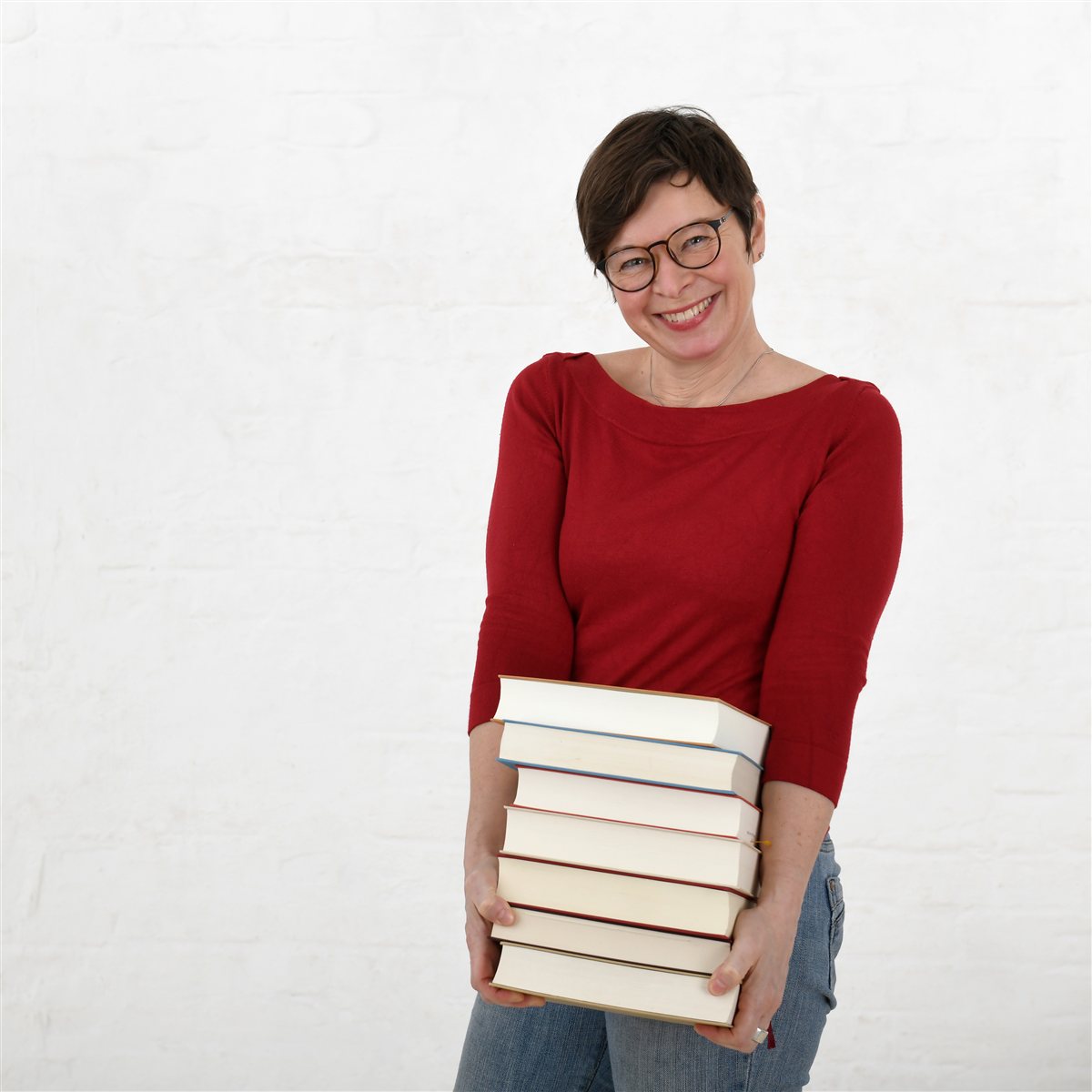 Kerstin Salvador mit Bücherstapel